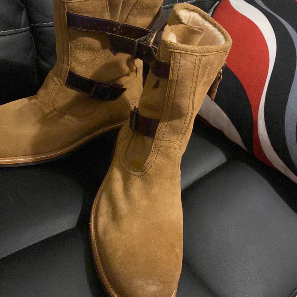 Men Uggs dress boots with fur inside